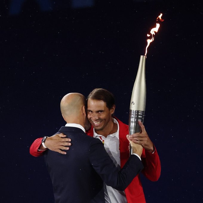 Một cái ôm và khoảnh khắc trao đuốc sáng bừng danh vọng tại Olympic 2024 của Zidane và Rafael Nadal, hai tượng đài thể thao thế giới với những thành tích đồ sộ!- Ảnh 1.