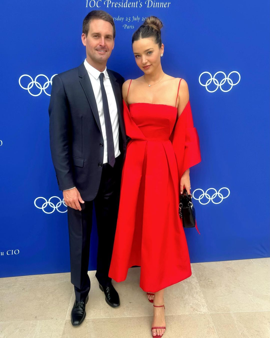 "Cô vợ tỷ phú đẹp nhất thế giới" xúng xính váy áo cùng ông xã đi dự khai mạc Olympic Paris 2024