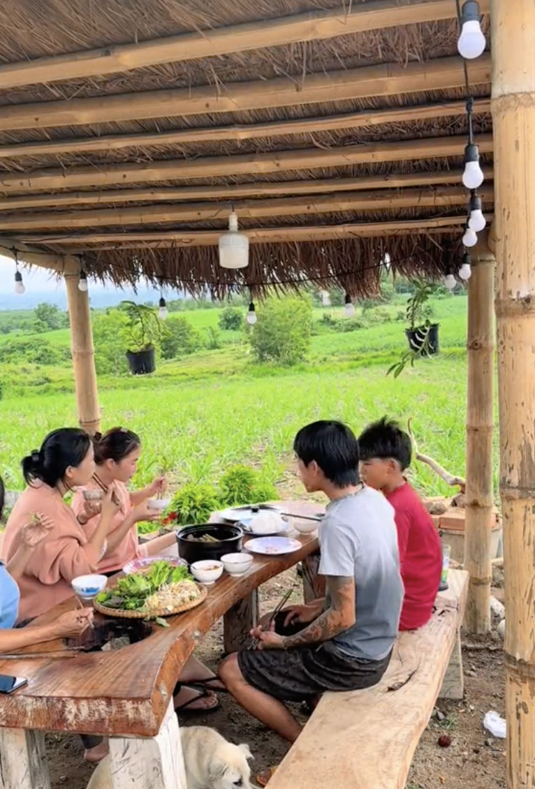 “Chú rể nghèo” cưới vợ trong căn nhà rách tươm gây sốc giờ ra sao?- Ảnh 13.