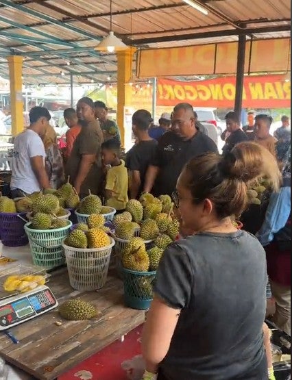 Định xin sầu riêng cho con, ông bố bị câm xúc động trào nước mắt khi người bán lấy ra 1 thứ- Ảnh 4.