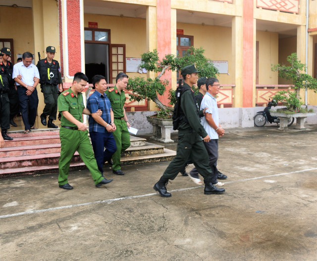 Vụ Cồn Xanh: Khởi tố, bắt giam Chủ tịch xã, nguyên Chủ tịch, Phó Chủ tịch xã- Ảnh 2.