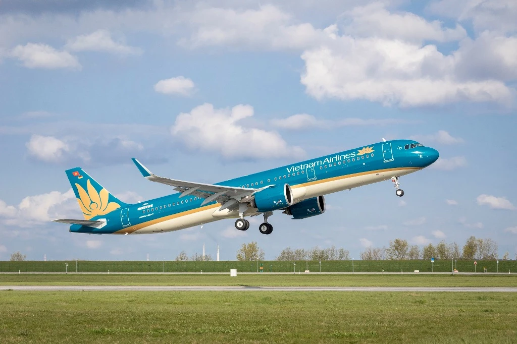 Cổ phiếu Vietnam Airlines 'cất cánh' trở lại, tăng trần sau khi vốn hóa đã 'bay' hơn 30.000 tỷ trong chưa đầy một tháng- Ảnh 1.