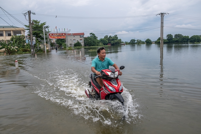 Một tuần sống cùng nước lũ của người dân ngoại thành Hà Nội: Chèo thuyền đi chợ, thả lưới bắt cá trước nhà- Ảnh 3.