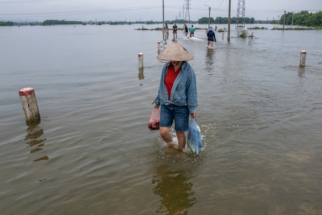 Một tuần sống cùng nước lũ của người dân ngoại thành Hà Nội: Chèo thuyền đi chợ, thả lưới bắt cá trước nhà- Ảnh 19.