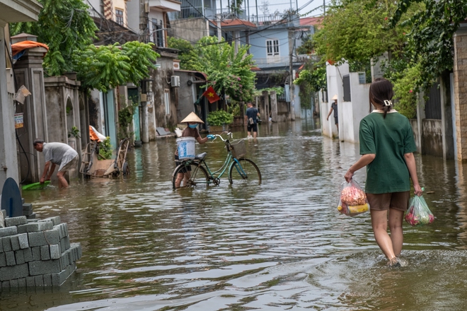 Một tuần sống cùng nước lũ của người dân ngoại thành Hà Nội: Chèo thuyền đi chợ, thả lưới bắt cá trước nhà- Ảnh 18.