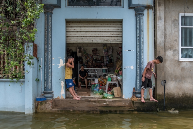 Một tuần sống cùng nước lũ của người dân ngoại thành Hà Nội: Chèo thuyền đi chợ, thả lưới bắt cá trước nhà- Ảnh 12.