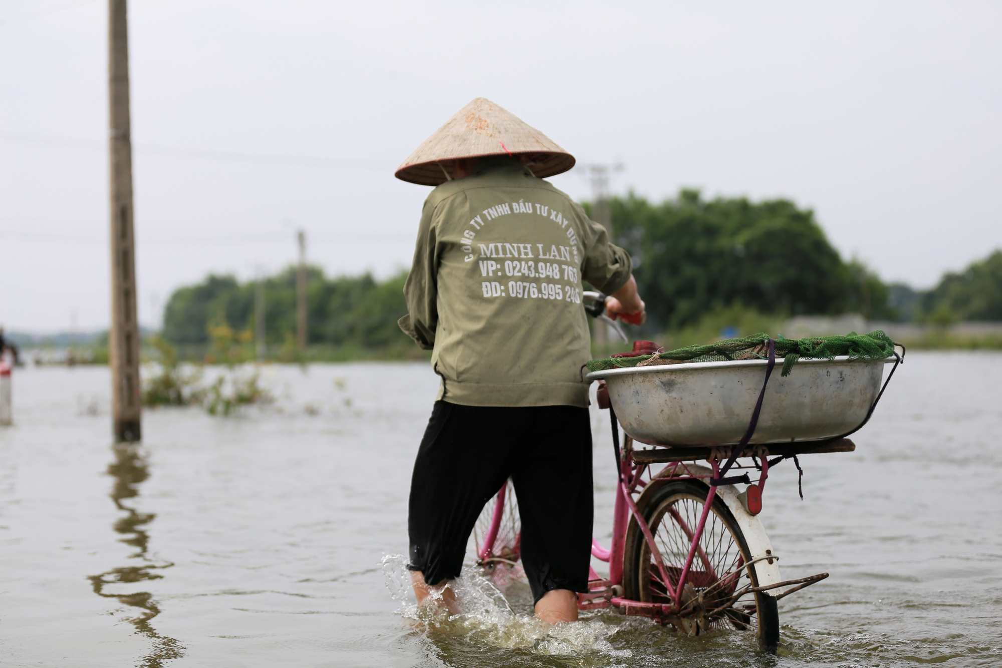 Hà Nội: Ngôi làng bị nước bủa vây như 