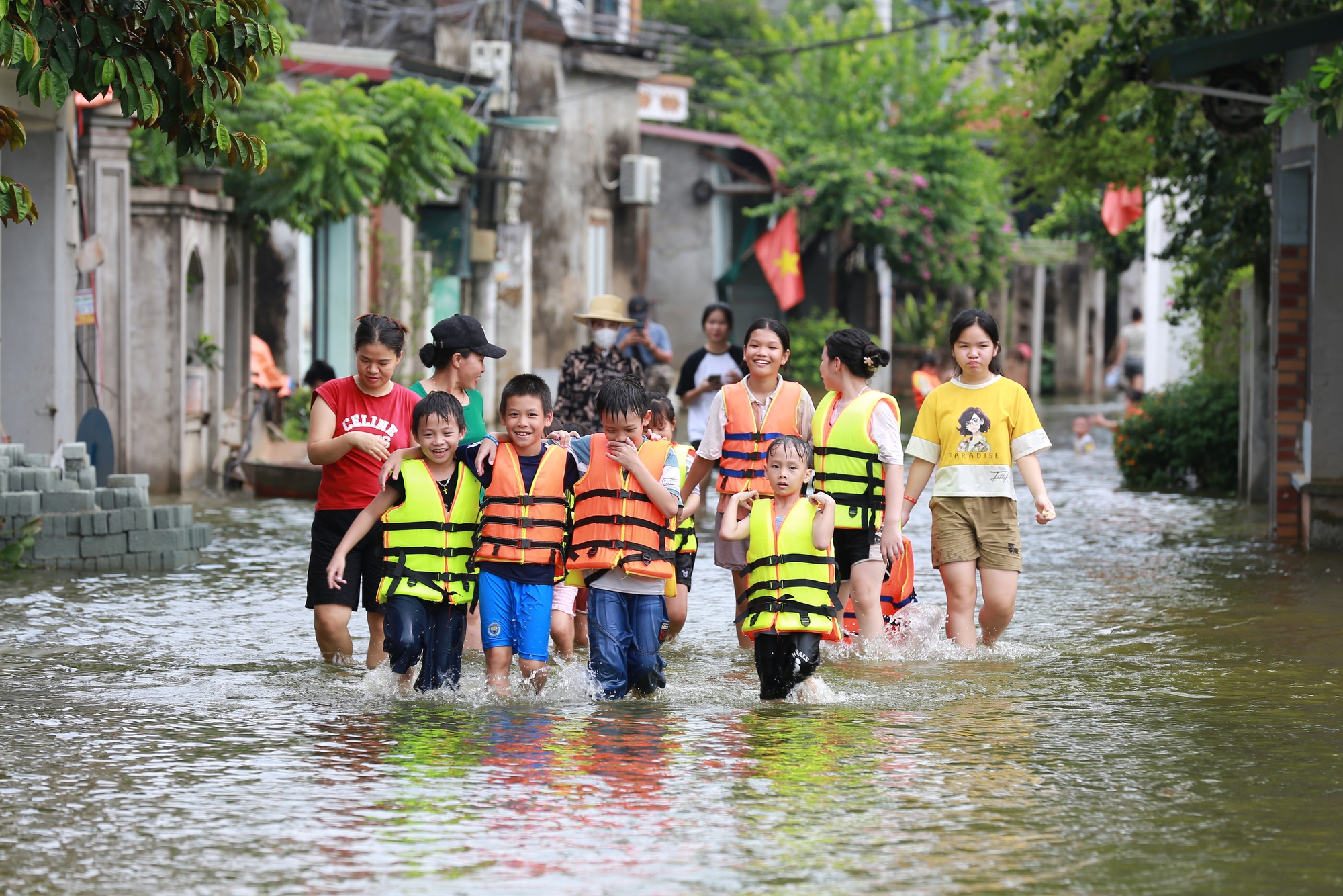 Hà Nội: Ngôi làng bị nước bủa vây như 