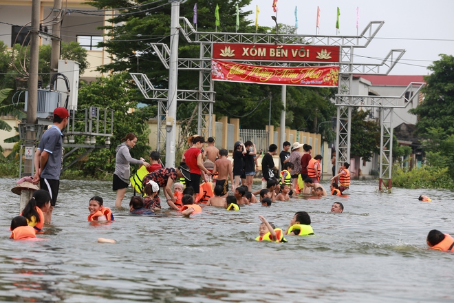 Hà Nội: Ngôi làng bị nước bủa vây như 