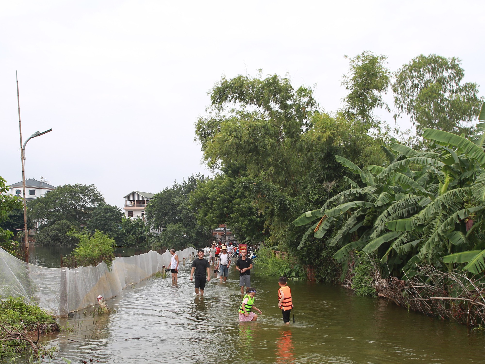 Hà Nội: Ngôi làng bị nước bủa vây như 