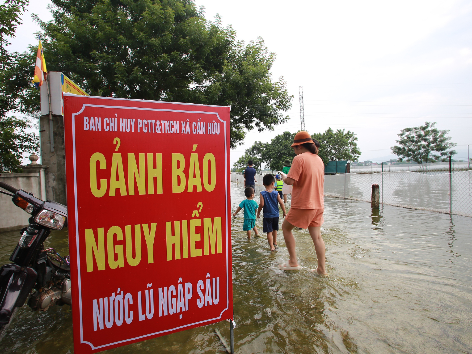 Hà Nội: Ngôi làng bị nước bủa vây như 