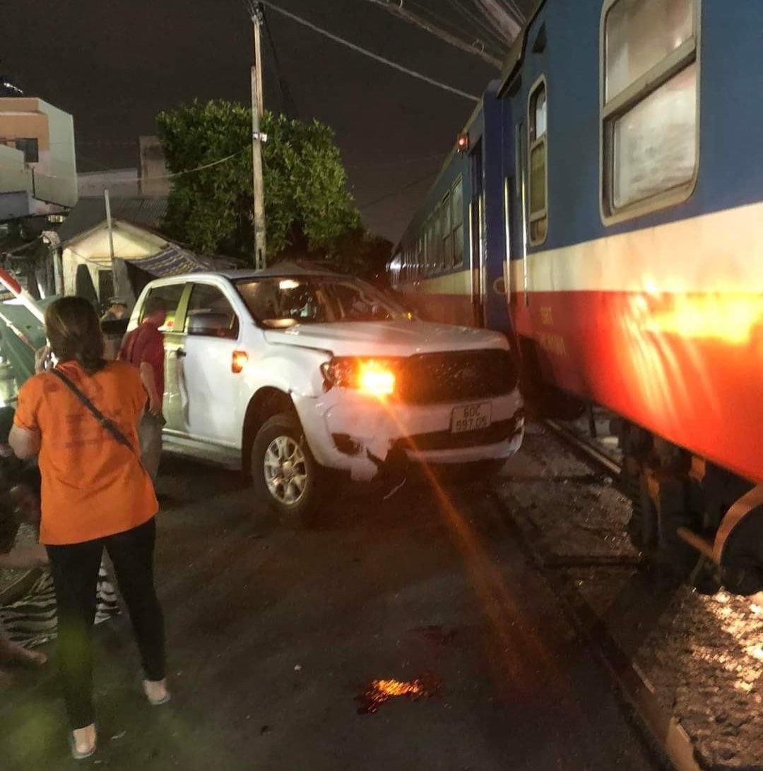 Hiện trường kinh hoàng vụ xe bán tải cố vượt rào chắn, bị tàu hỏa đâm văng khiến 5 người thương vong- Ảnh 9.