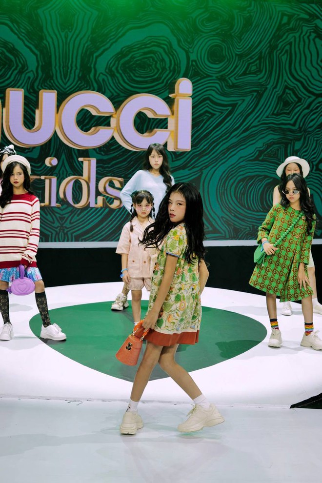 HOT: Mẫu Việt 10 tuổi Ella Bùi mở màn cho show Gucci Kids, thần thái quá đỉnh- Ảnh 3.