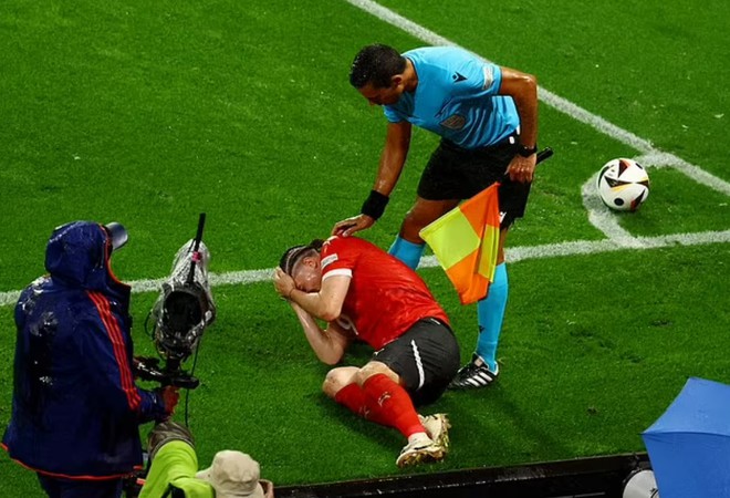 Hình ảnh xấu xí Euro đêm qua: Cựu sao MU đau đớn vì bị vật thể lạ ném trúng đầu, đôi giày từ "trên trời rơi xuống" khiến cầu thủ suýt mất oan bàn thắng- Ảnh 2.