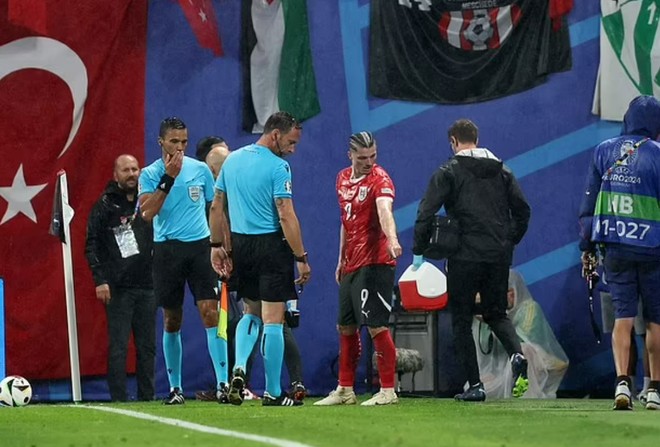 Hình ảnh xấu xí Euro đêm qua: Cựu sao MU đau đớn vì bị vật thể lạ ném trúng đầu, đôi giày từ "trên trời rơi xuống" khiến cầu thủ suýt mất oan bàn thắng- Ảnh 4.