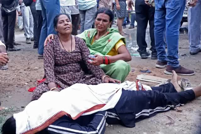 Giẫm đạp kinh hoàng ở Ấn Độ, hơn 110 người thiệt mạng- Ảnh 1.