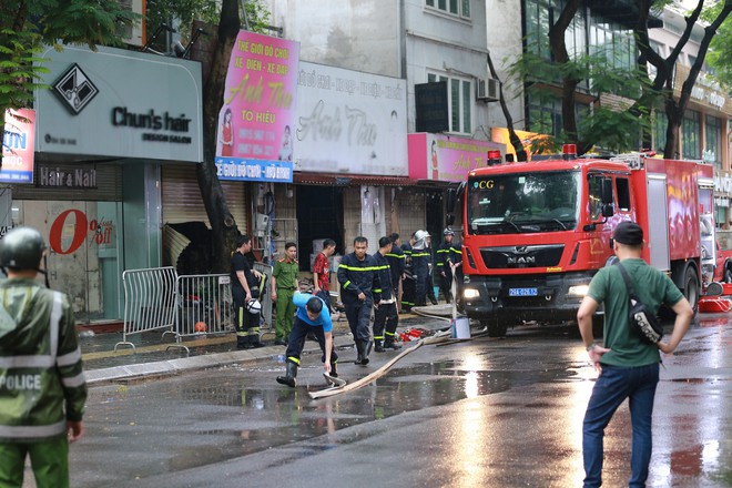Hà Nội: Cháy cửa hàng đồ chơi trên phố Tô Hiệu lúc rạng sáng, kịp thời cứu cụ bà 92 tuổi- Ảnh 2.