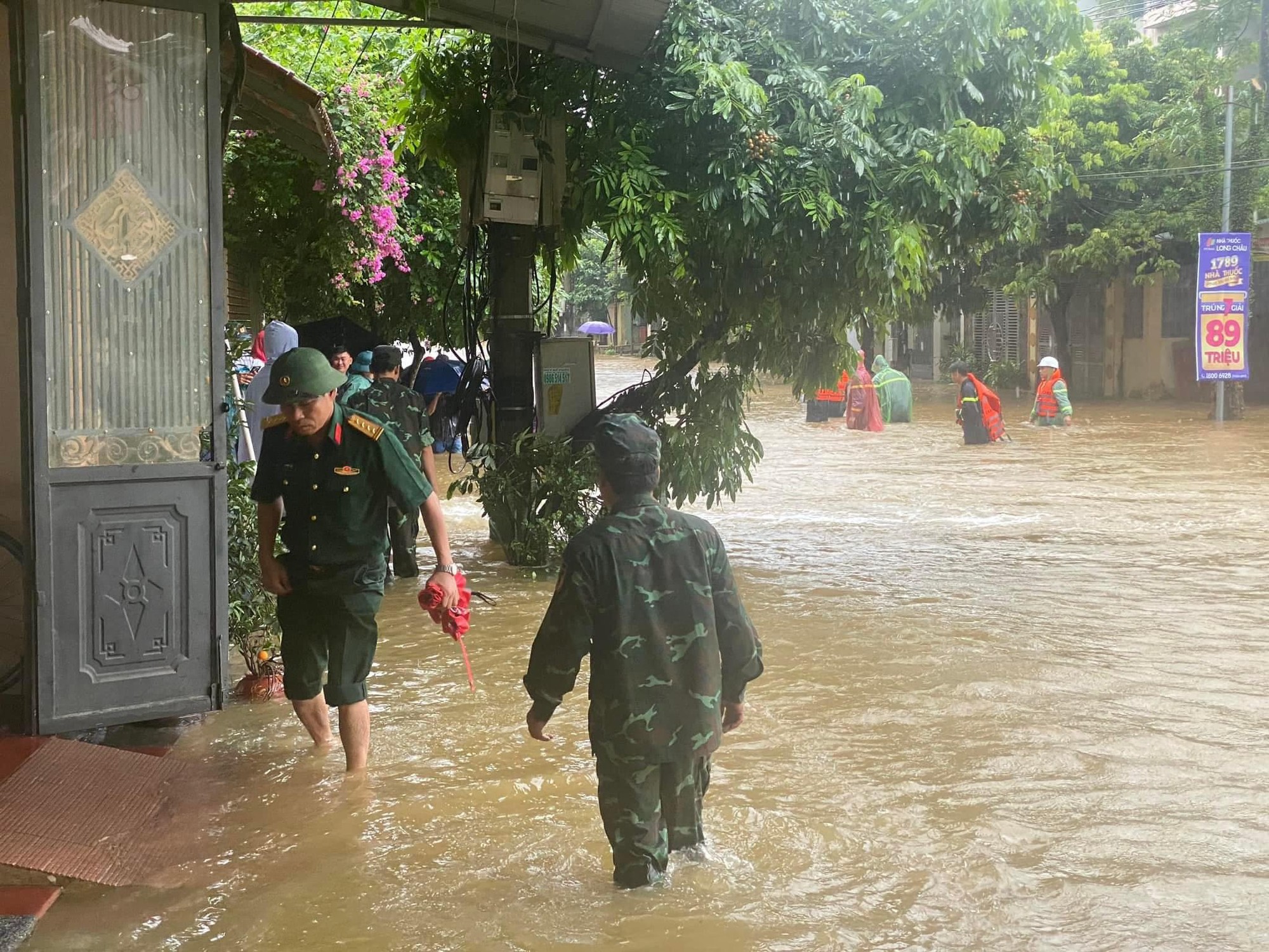 VIDEO: Nước lũ cuồn cuộn đổ về, nhiều nơi ở Hà Giang lại ngập sâu- Ảnh 1.