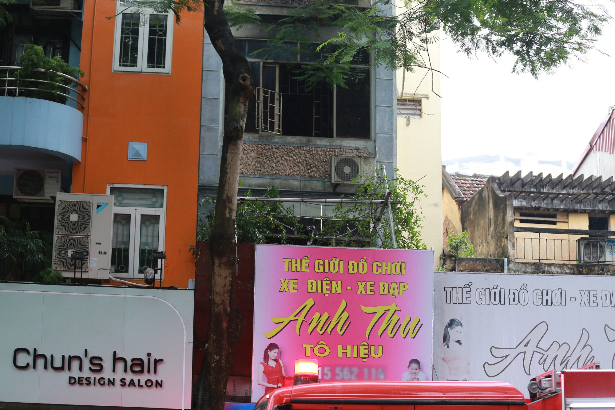 Hà Nội: Cháy cửa hàng đồ chơi trên phố Tô Hiệu lúc rạng sáng, kịp thời cứu cụ bà 92 tuổi- Ảnh 5.