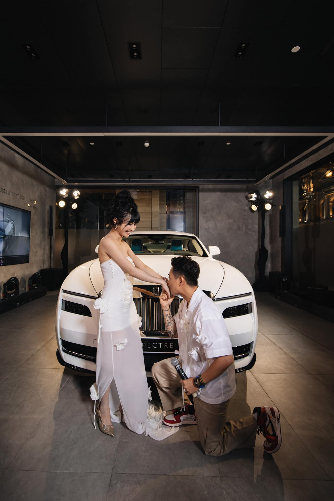 Đại gia Minh Nhựa tái hiện màn cầu hôn vợ bên siêu xe hơn 20 tỷ, là chiếc Rolls-Royce Spectre thuần điện đầu tiên trên thế giới!- Ảnh 1.