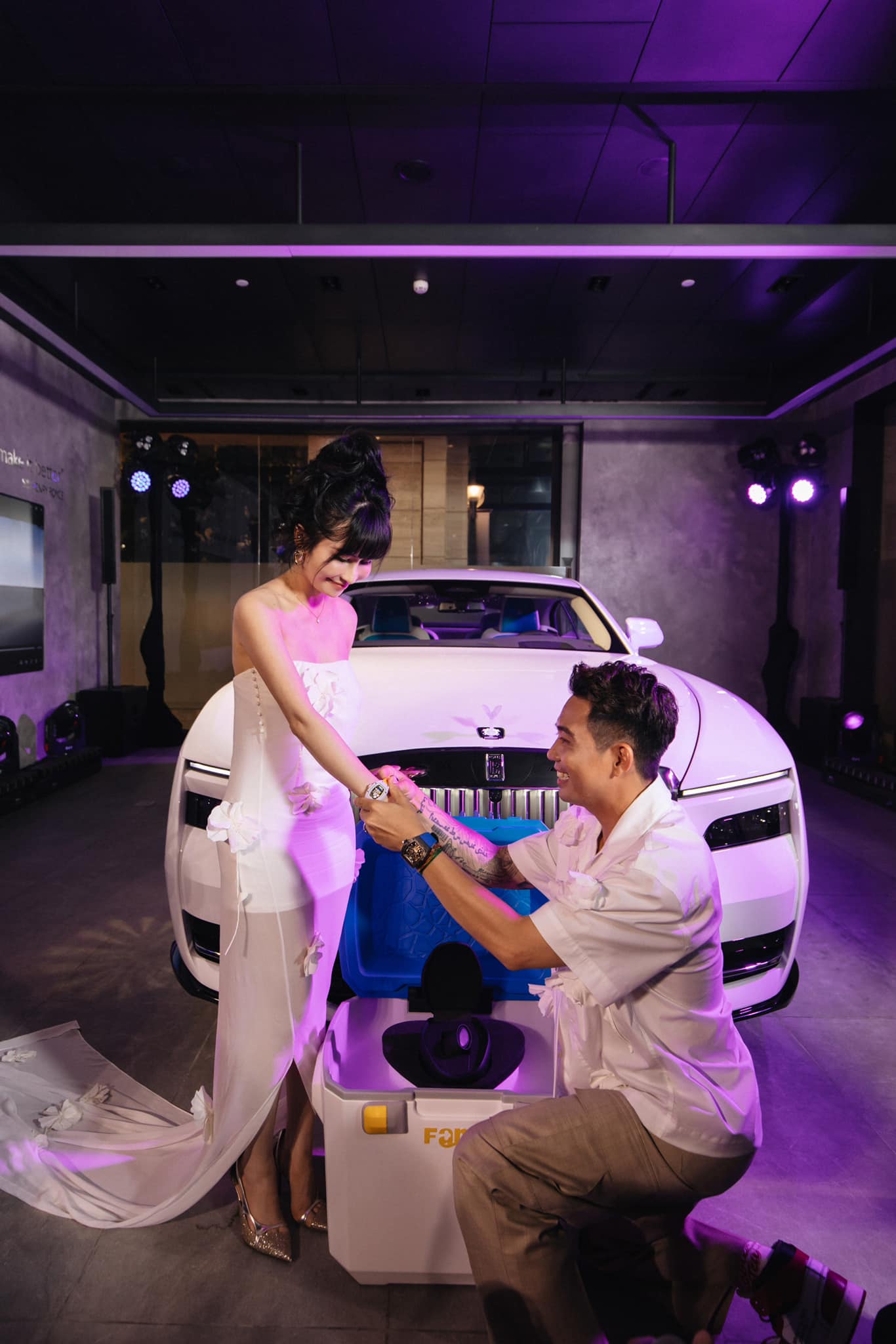 Đại gia Minh Nhựa tái hiện màn cầu hôn vợ bên siêu xe hơn 20 tỷ, là chiếc Rolls-Royce Spectre thuần điện đầu tiên trên thế giới!