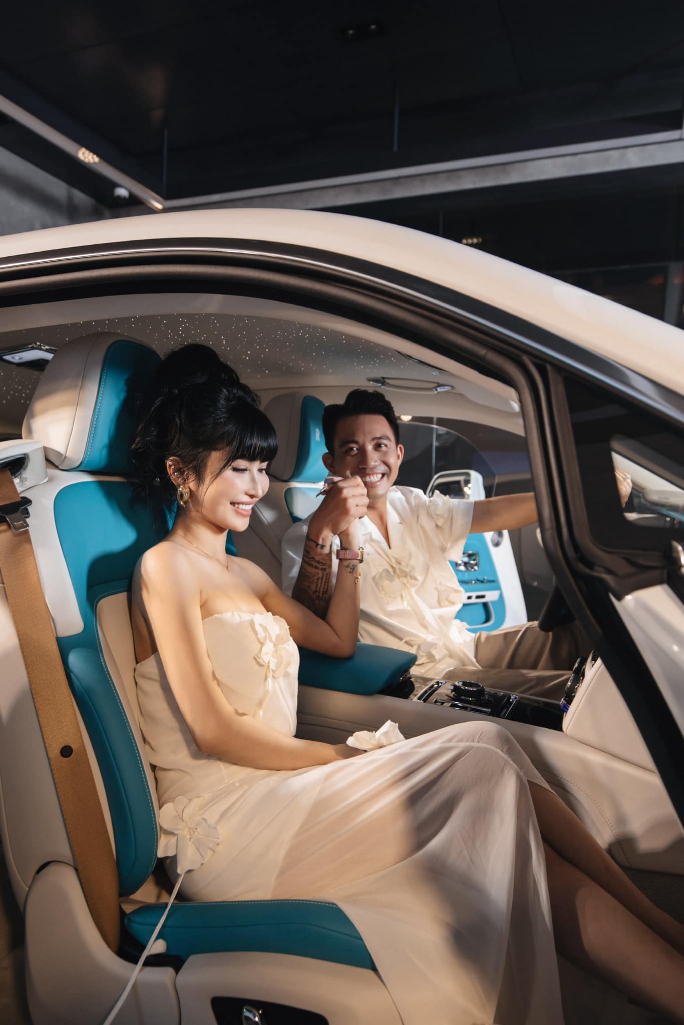 Đại gia Minh Nhựa tái hiện màn cầu hôn vợ bên siêu xe hơn 20 tỷ, là chiếc Rolls-Royce Spectre thuần điện đầu tiên trên thế giới!- Ảnh 2.