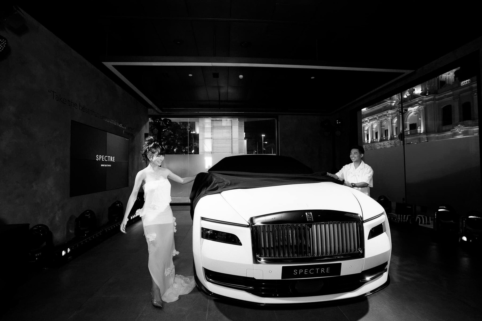 Đại gia Minh Nhựa tái hiện màn cầu hôn vợ bên siêu xe hơn 20 tỷ, là chiếc Rolls-Royce Spectre thuần điện đầu tiên trên thế giới!- Ảnh 8.
