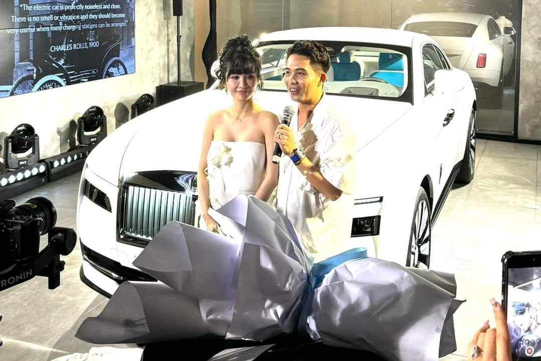 Đại gia Minh Nhựa tái hiện màn cầu hôn vợ bên siêu xe hơn 20 tỷ, là chiếc Rolls-Royce Spectre thuần điện đầu tiên trên thế giới!- Ảnh 9.