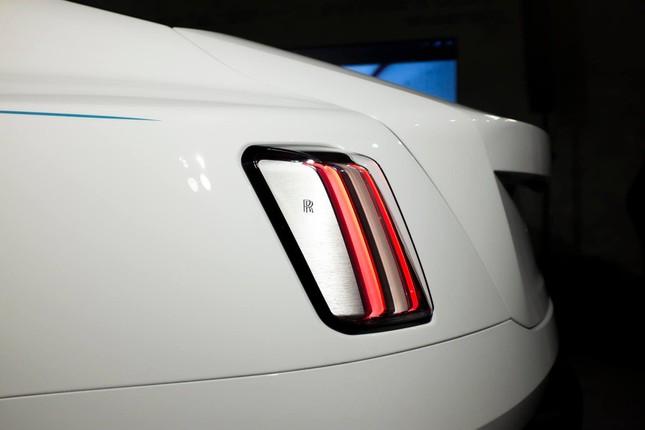 Cận cảnh mẫu xe siêu sang Rolls-Royce Spectre của đại gia Minh Nhựa