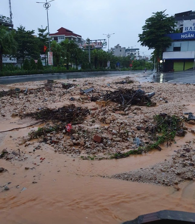 Hạ Long mưa lớn, nhiều khu dân cư ngập lụt, sạt lở đất- Ảnh 7.