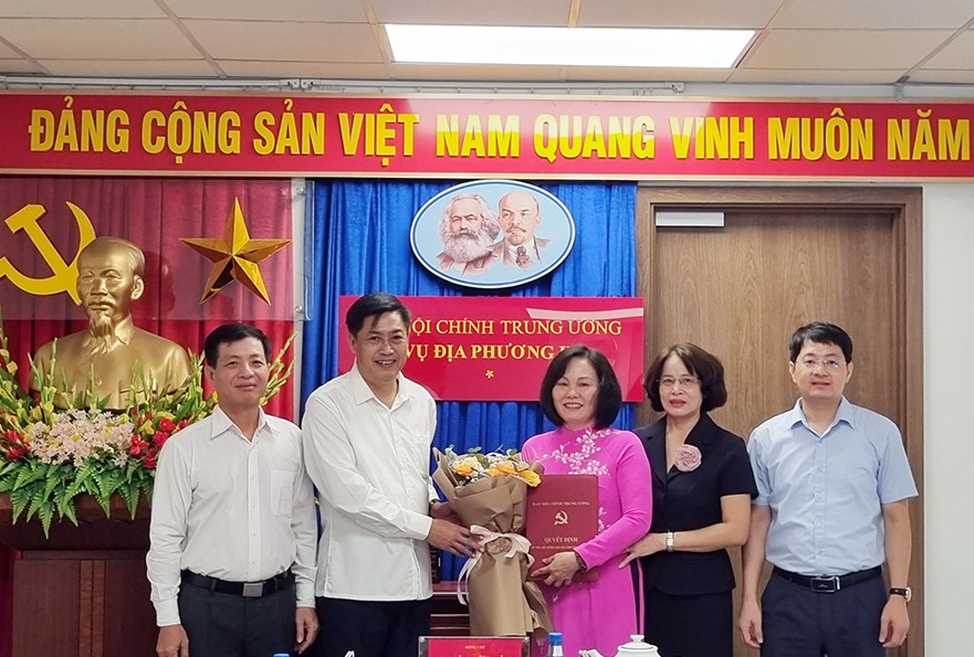 Tiếp nhận, bổ nhiệm nữ Phó Giám đốc Sở giữ chức Phó Vụ trưởng, Ban Nội chính Trung ương- Ảnh 2.