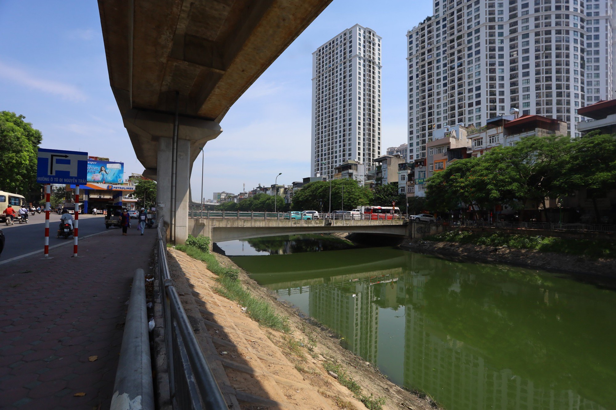 Hà Nội: Nước sông Tô Lịch lại chuyển màu xanh- Ảnh 14.