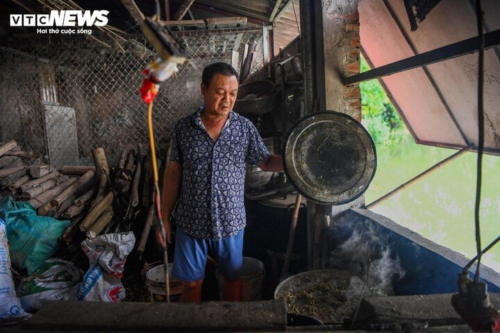 'Rốn lũ' Hà Nội: Người chèo thuyền tìm vịt lạc, người xót xa nhìn gà chết cả đàn- Ảnh 6.