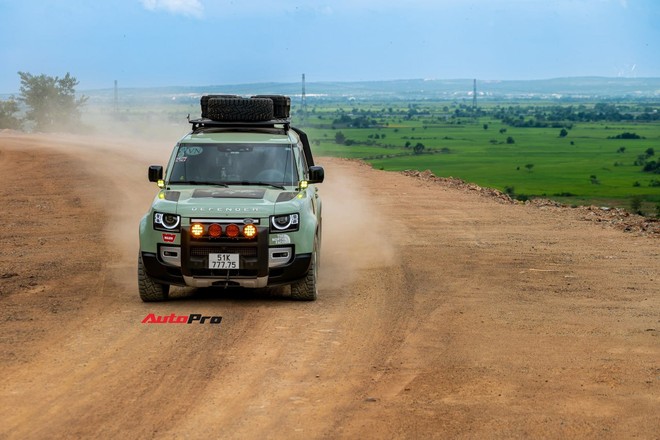 Dân chơi Bình Dương độ lại Land Rover Defender 7 tỷ đồng: Tốn gần 700 triệu, toàn đồ chính hãng, chuẩn bị cho hành trình vòng quanh thế giới- Ảnh 13.