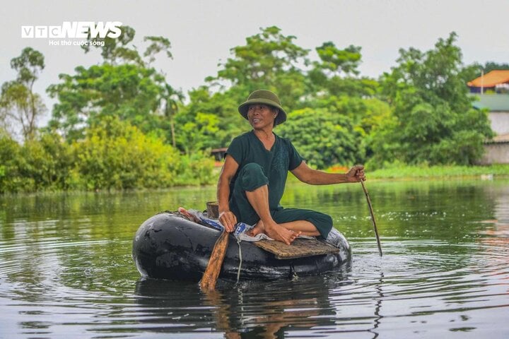 'Rốn lũ' Hà Nội: Người chèo thuyền tìm vịt lạc, người xót xa nhìn gà chết cả đàn- Ảnh 1.