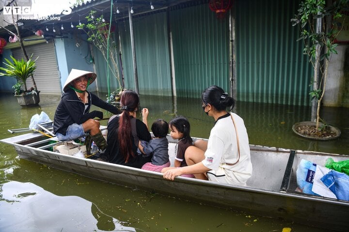 'Rốn lũ' Hà Nội: Người chèo thuyền tìm vịt lạc, người xót xa nhìn gà chết cả đàn- Ảnh 11.