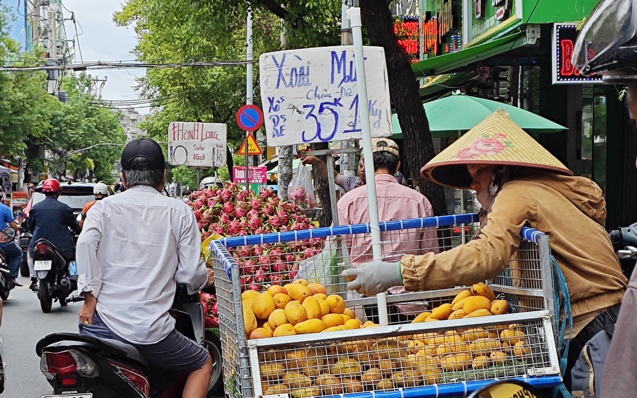 Hàng trăm tấn xoài Trung Quốc đổ bộ TP HCM- Ảnh 5.