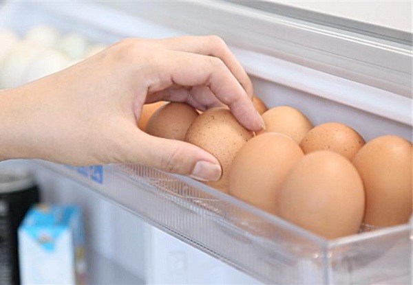 Có nên cất trứng ở ngăn cánh tủ lạnh không? Thì ra bấy lâu rất nhiều người hiểu sai- Ảnh 1.