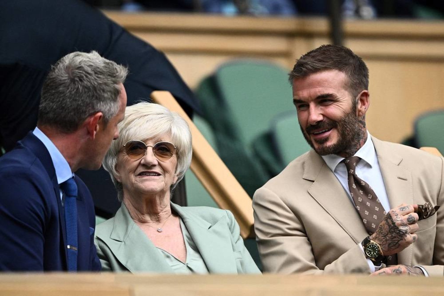 David Beckham ngồi ở 