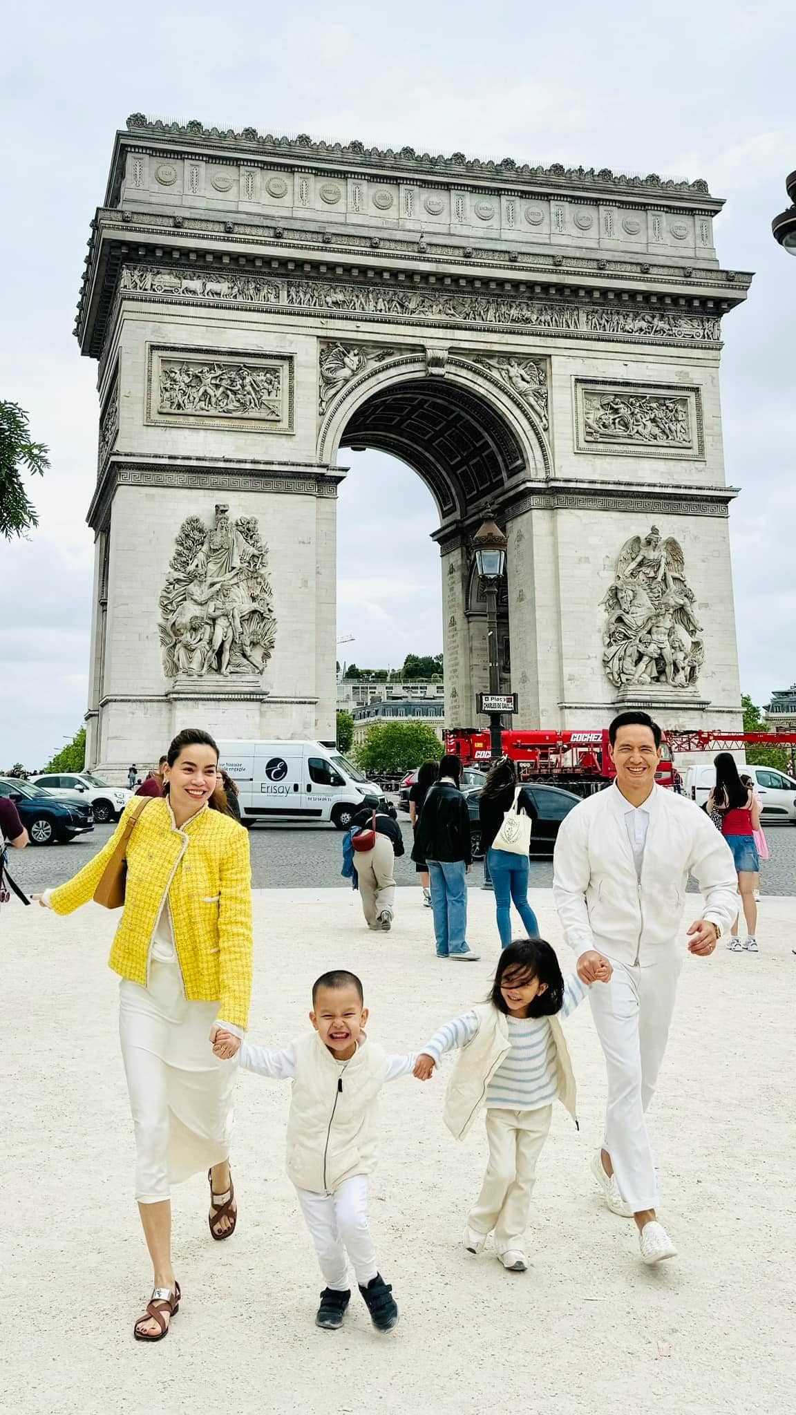 Hồ Ngọc Hà đưa 3 nhóc tỳ nghỉ hè ở Pháp, bức ảnh Subeo và Kim Lý thành tâm điểm vì chi tiết này- Ảnh 1.