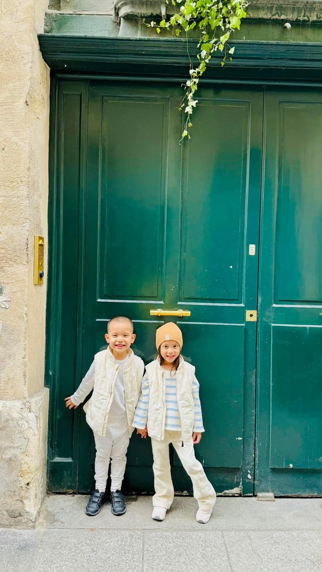 Hồ Ngọc Hà đưa 3 nhóc tỳ nghỉ hè ở Pháp, bức ảnh Subeo và Kim Lý thành tâm điểm vì chi tiết này- Ảnh 6.