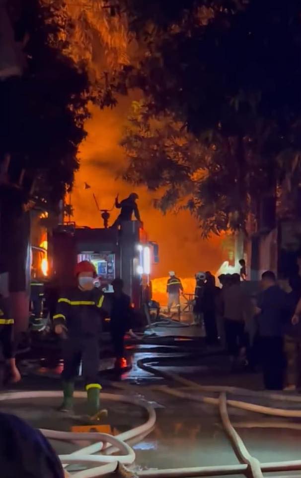 Cháy lớn ở Vĩnh Phúc, lửa kèm khói cuồn cuộn bốc cao cả trăm mét, hơn 10 xe cứu hỏa tới hiện trường- Ảnh 4.