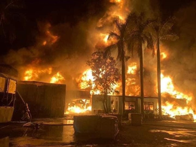 Cháy lớn ở Vĩnh Phúc, lửa kèm khói cuồn cuộn bốc cao cả trăm mét, hơn 10 xe cứu hỏa tới hiện trường- Ảnh 3.