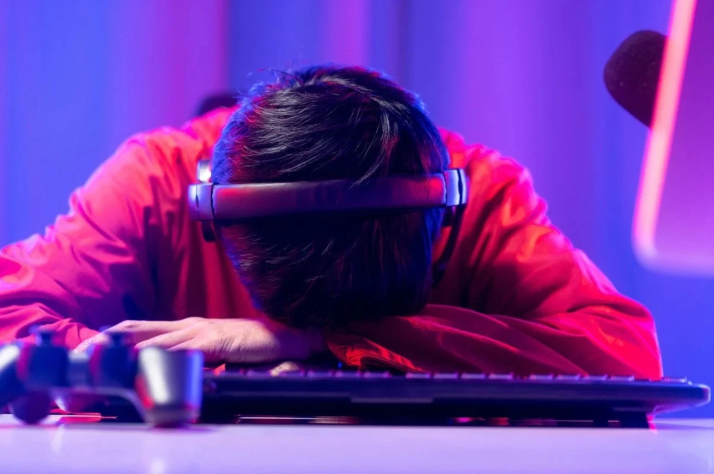 Nam thanh niên đột tử trong quán game, nằm gục trên bàn phím suốt 30 giờ không ai phát hiện: Đừng tự chấm dứt tuổi thọ vì thói quen 