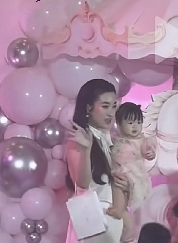 Hoa hậu Đỗ Mỹ Linh công khai dung mạo và tên thật con gái đầu lòng- Ảnh 2.