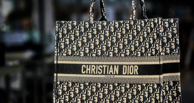 Sự thật đen tối đằng sau những chiếc túi Dior, Giorgio Armani giá tới 70 triệu đồng: Mua từ nhà cung ứng chỉ 1,2 triệu đồng, 'hô biến' thành hàng xa xỉ khi vào store- Ảnh 2.