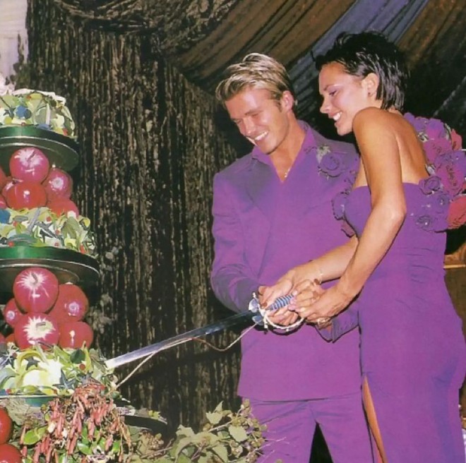 Vợ chồng Beckham visual đỉnh thế nào khi tái hiện lại khung hình huyền thoại của ngày cưới 25 năm trước- Ảnh 2.