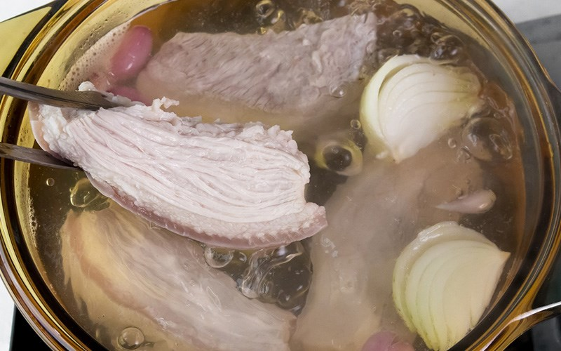 Chần thịt lợn qua nước sôi trước khi luộc là hỏng bét: Miếng thịt vừa mất chất vừa dễ nhiễm khuẩn!- Ảnh 2.