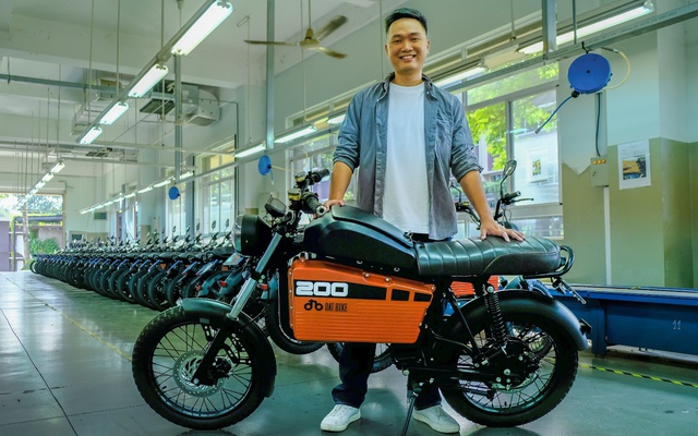Bất ngờ: Dat Bike "flex" cha đẻ ChatGPT Sam Altman chính là một trong những người đầu tiên lái thử xe máy điện Việt từ 6 năm trước- Ảnh 1.
