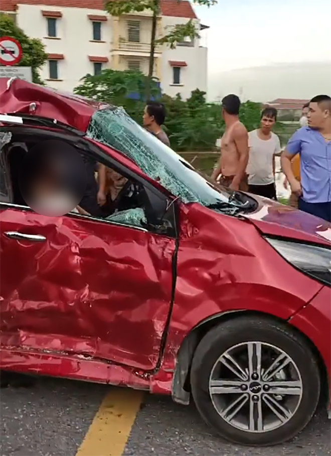 Camera vụ xe khách húc xe con ở Ninh Bình khiến một phụ nữ tử vong, cảnh tượng trong xe gây kinh hãi- Ảnh 1.
